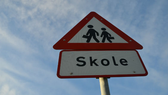 Vejskilt, der viser "Skole"